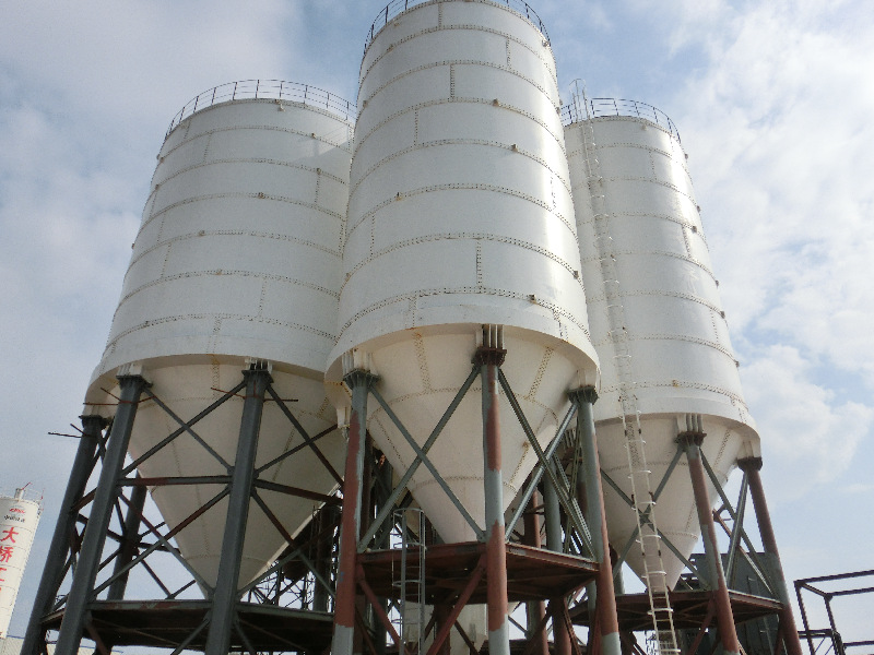 Grand silo à ciment